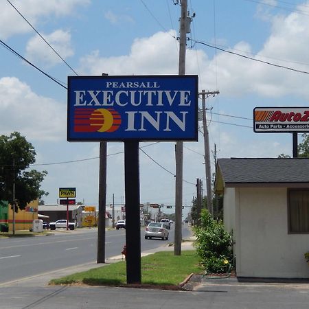 Executive Inn Pearsall Bagian luar foto