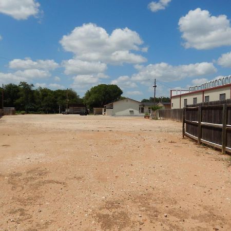 Executive Inn Pearsall Bagian luar foto