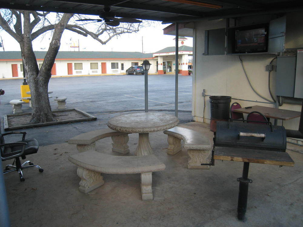 Executive Inn Pearsall Bagian luar foto