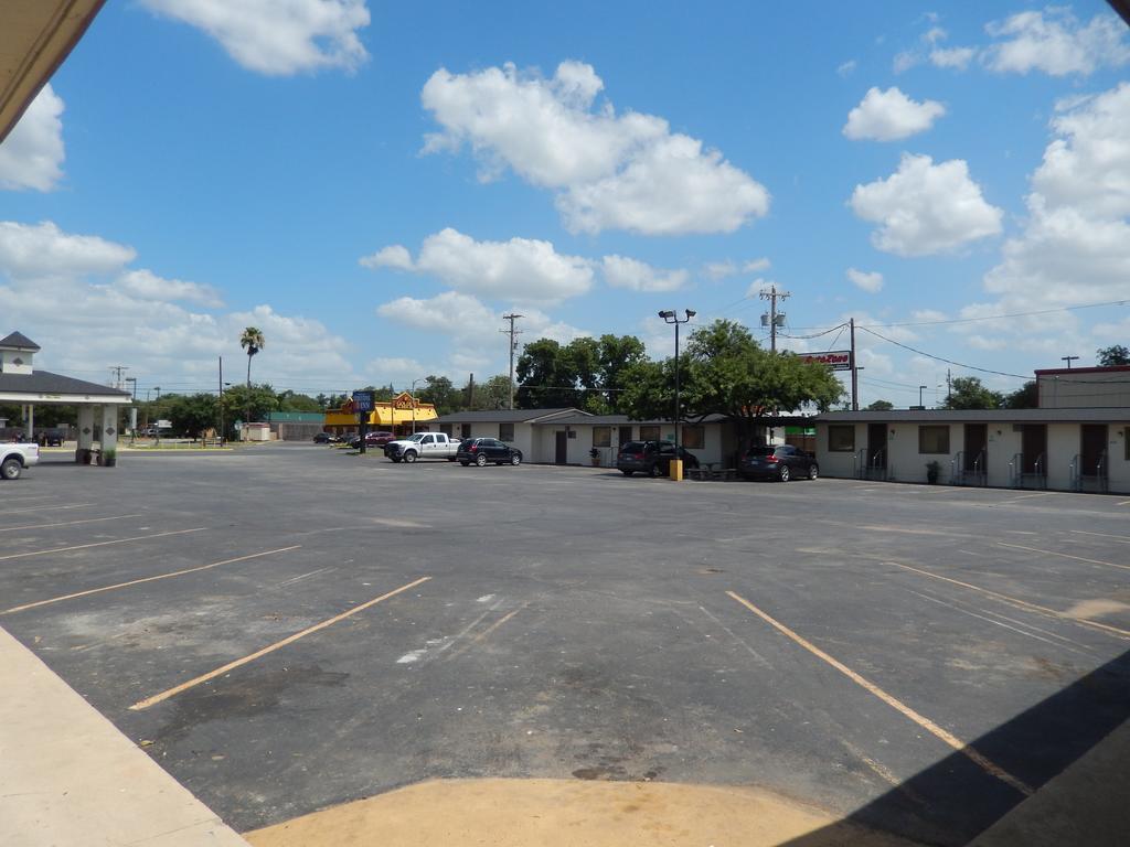 Executive Inn Pearsall Bagian luar foto