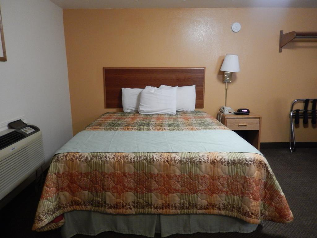 Executive Inn Pearsall Bagian luar foto