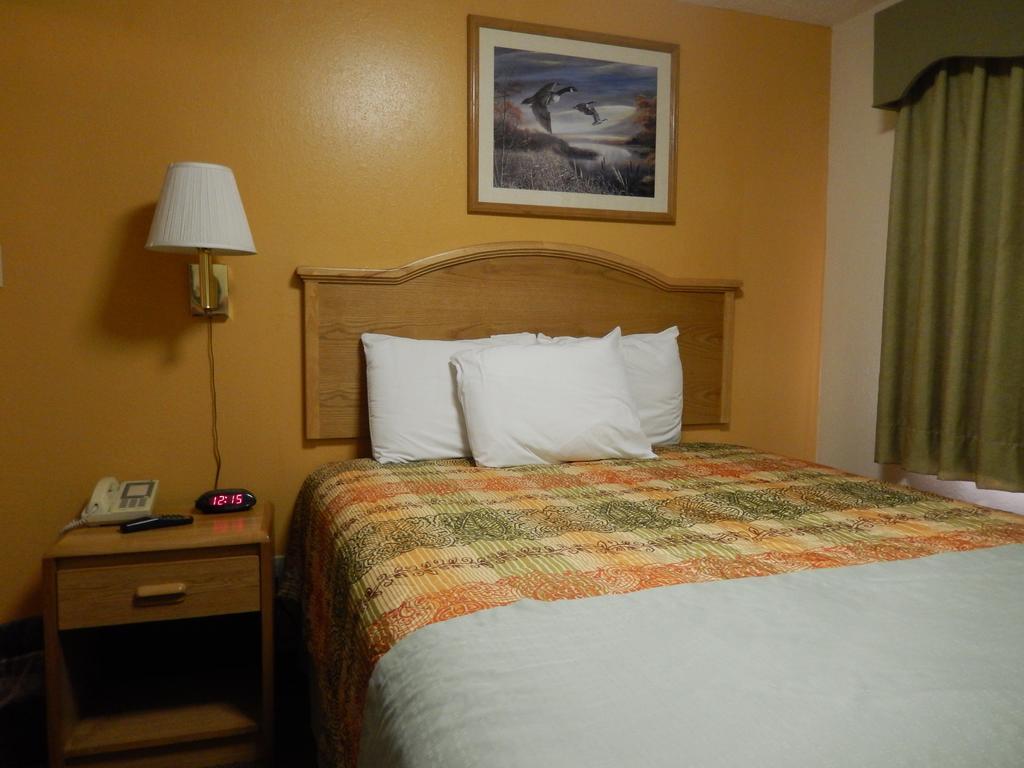 Executive Inn Pearsall Bagian luar foto
