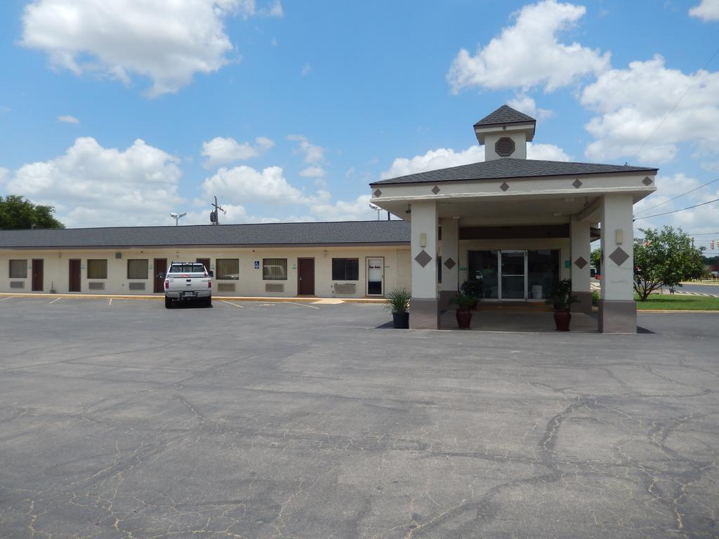 Executive Inn Pearsall Bagian luar foto