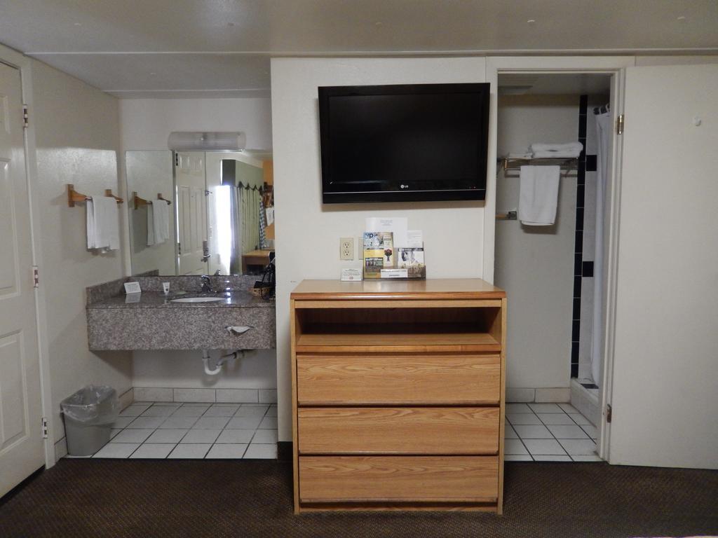 Executive Inn Pearsall Bagian luar foto