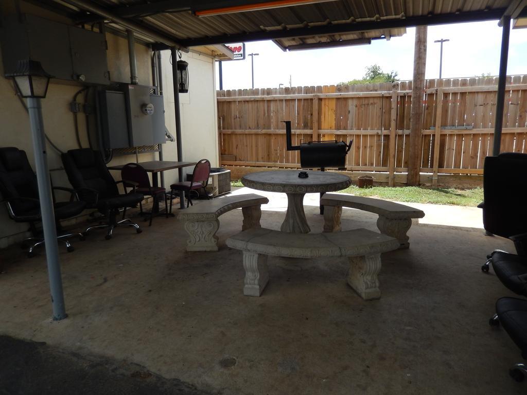 Executive Inn Pearsall Bagian luar foto