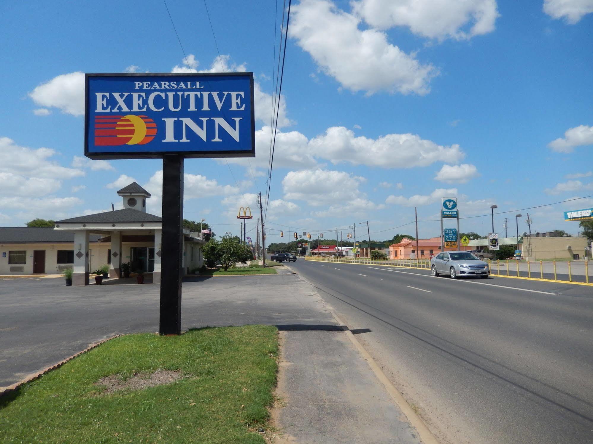 Executive Inn Pearsall Bagian luar foto