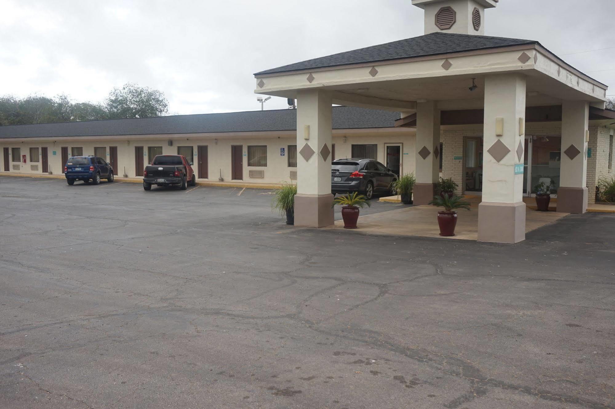 Executive Inn Pearsall Bagian luar foto