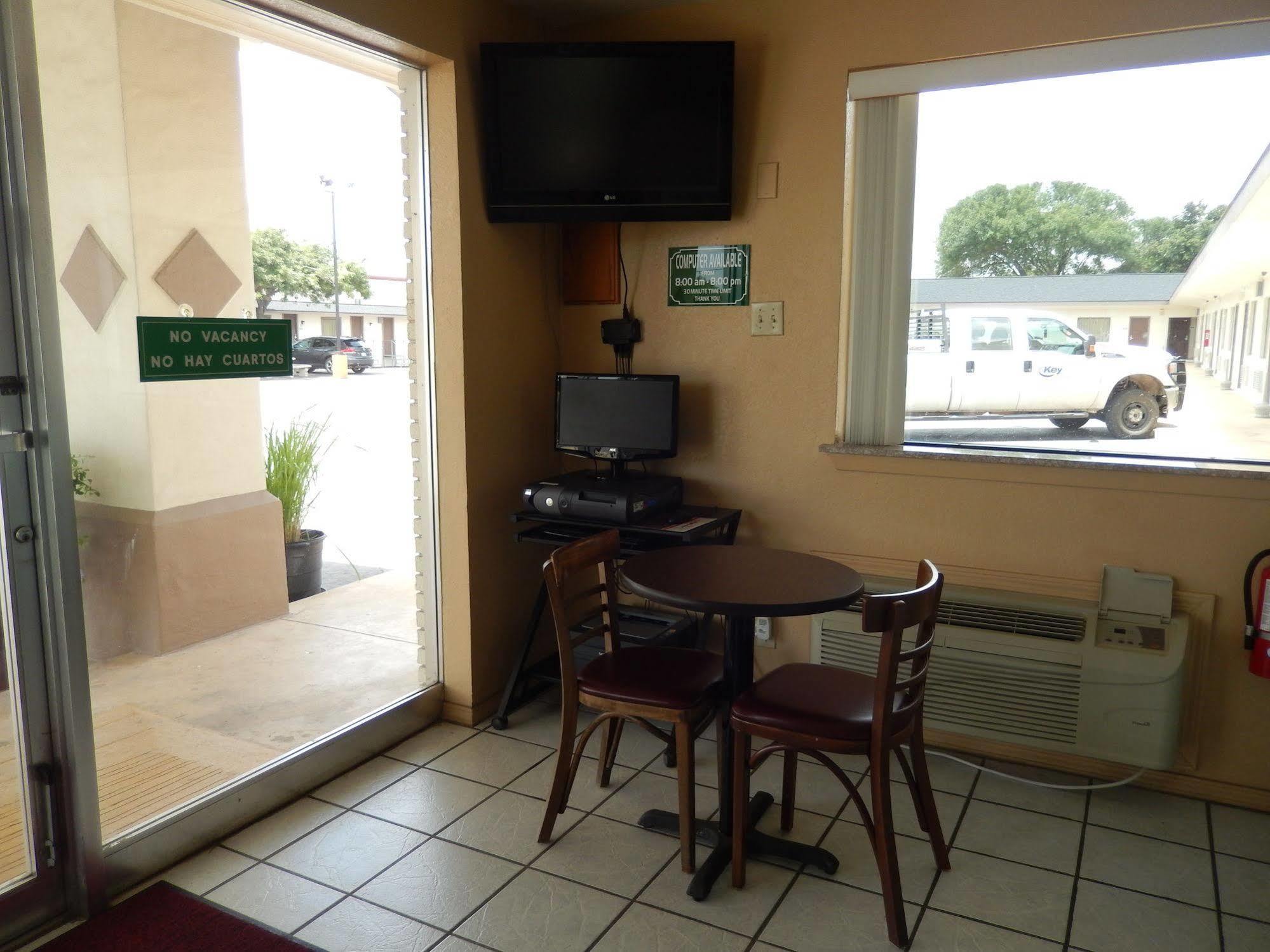 Executive Inn Pearsall Bagian luar foto