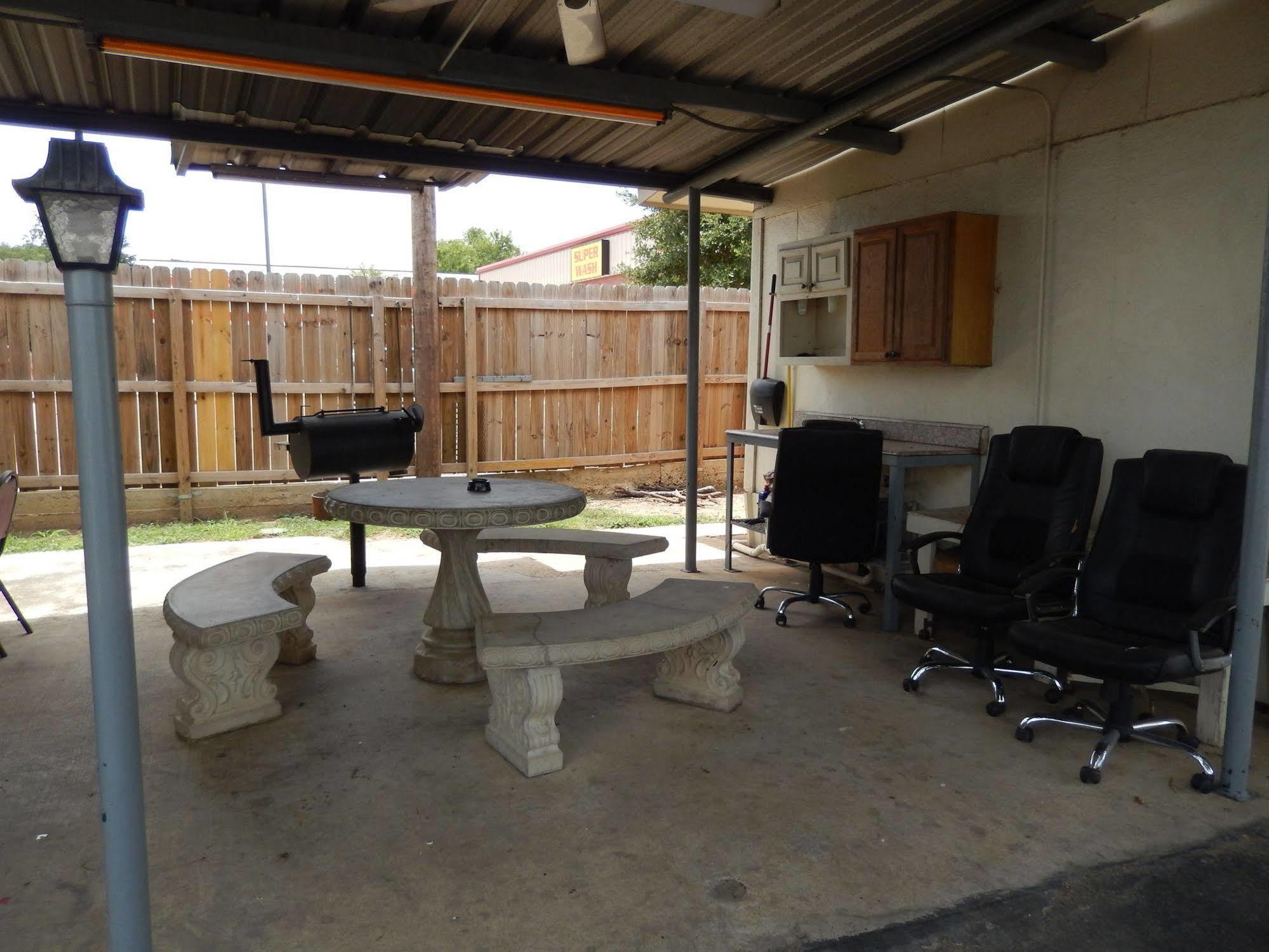 Executive Inn Pearsall Bagian luar foto