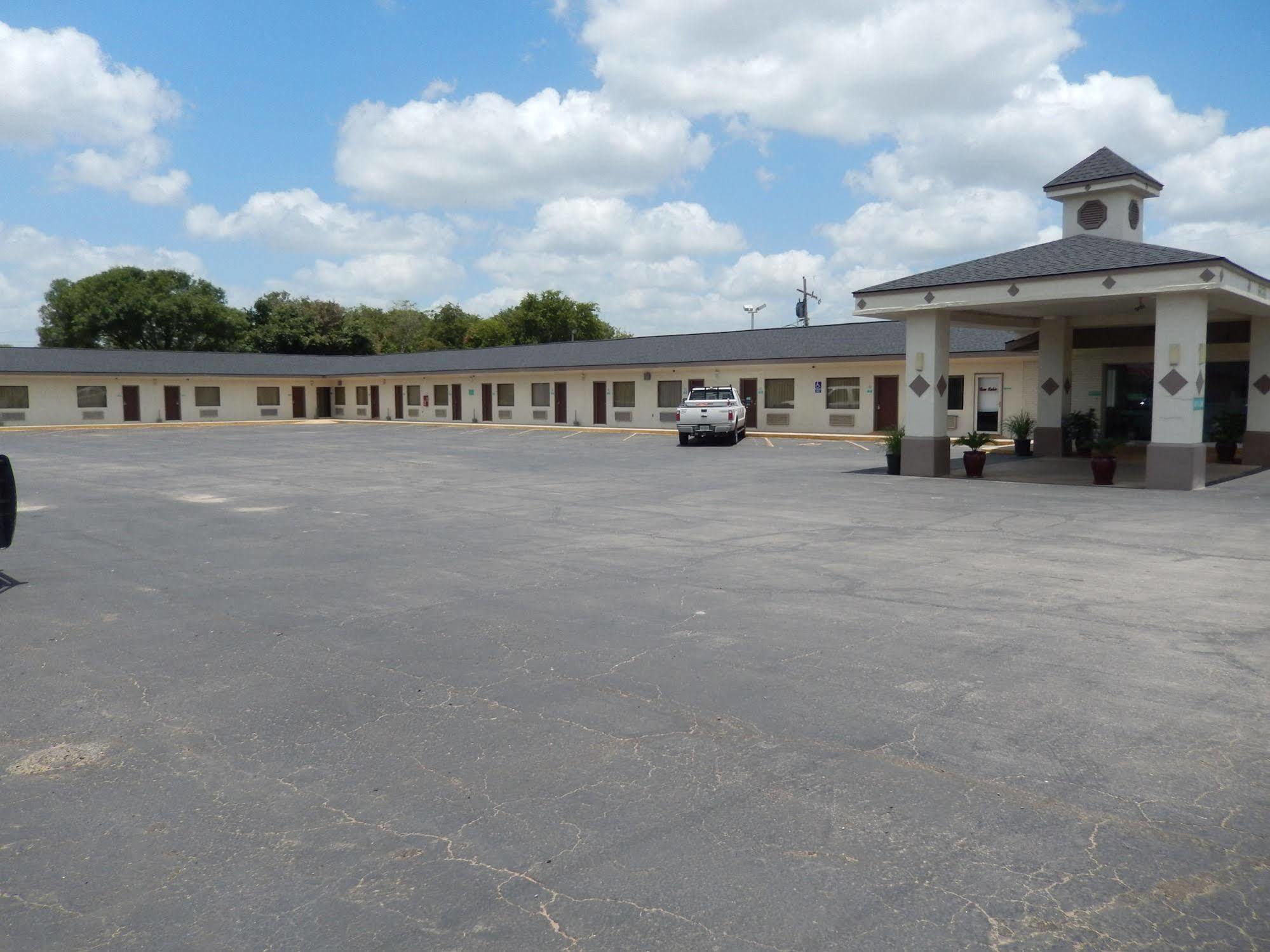 Executive Inn Pearsall Bagian luar foto