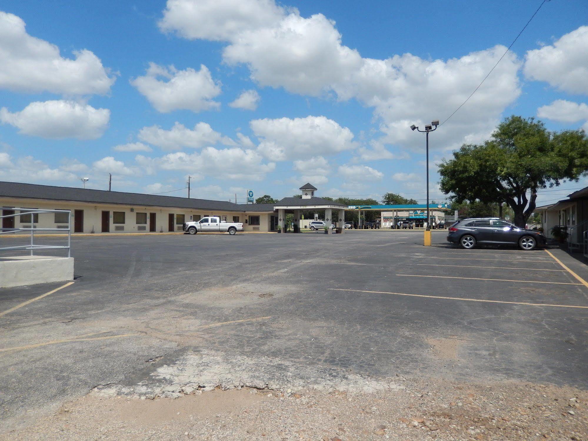 Executive Inn Pearsall Bagian luar foto