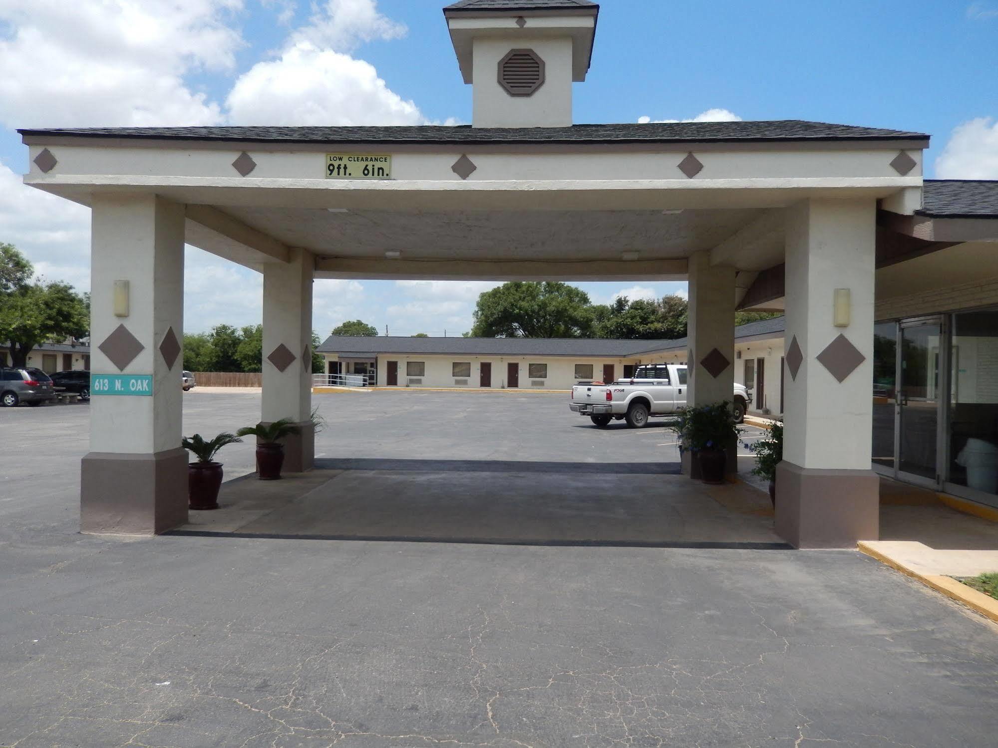 Executive Inn Pearsall Bagian luar foto
