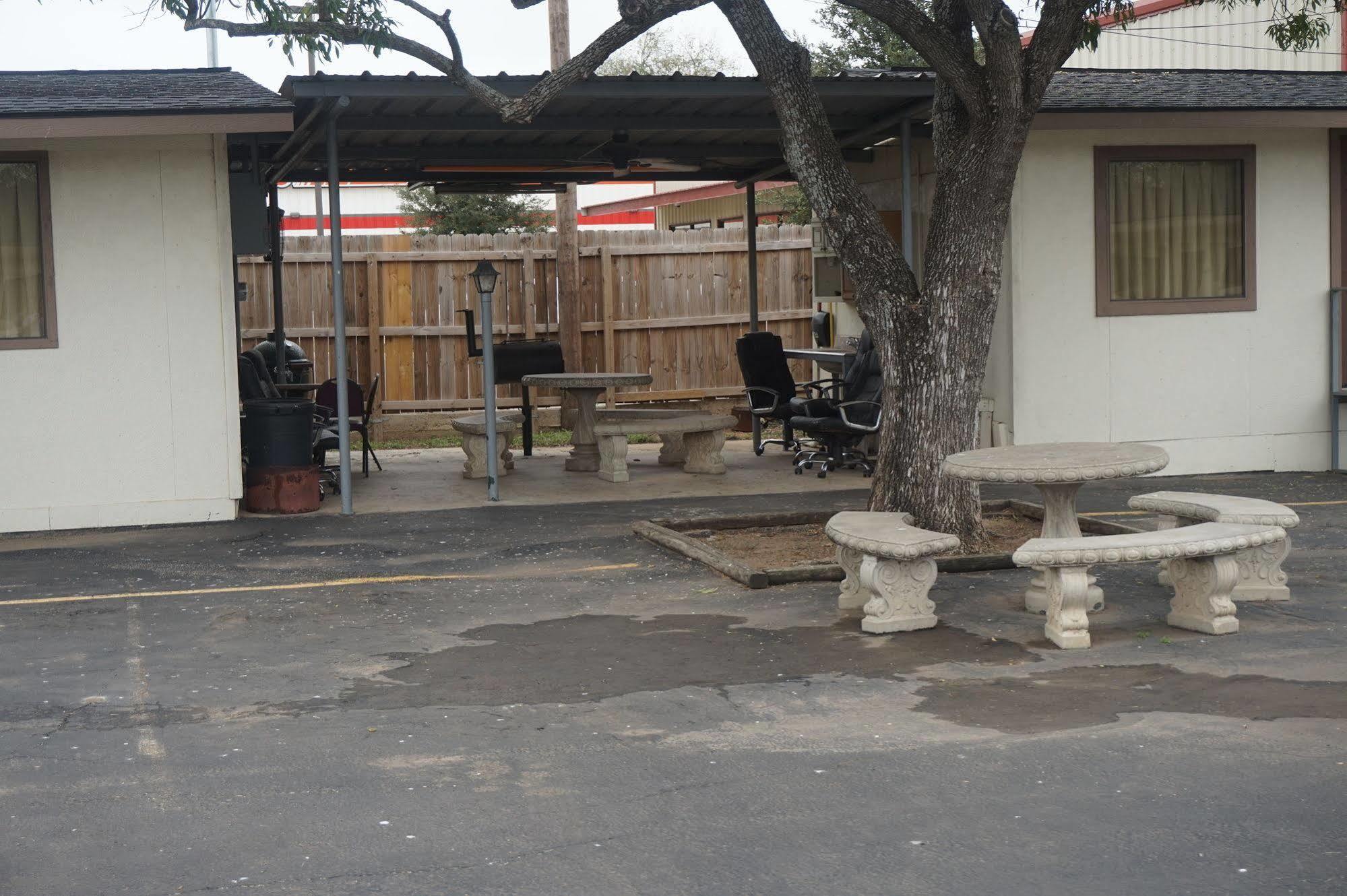 Executive Inn Pearsall Bagian luar foto