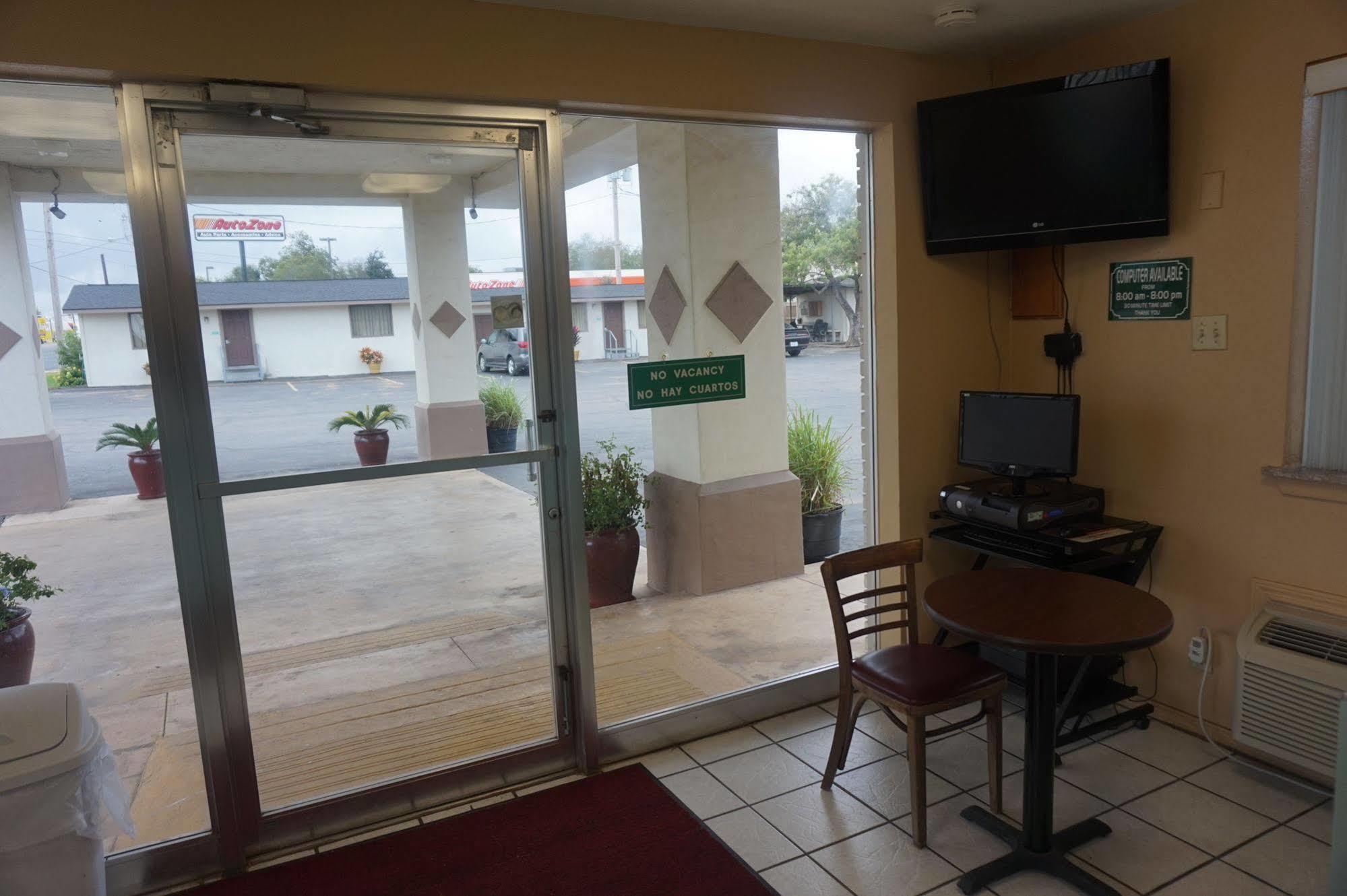 Executive Inn Pearsall Bagian luar foto