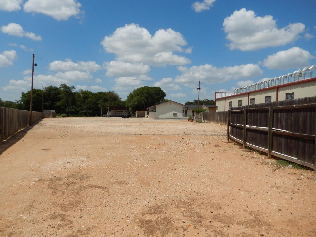 Executive Inn Pearsall Bagian luar foto